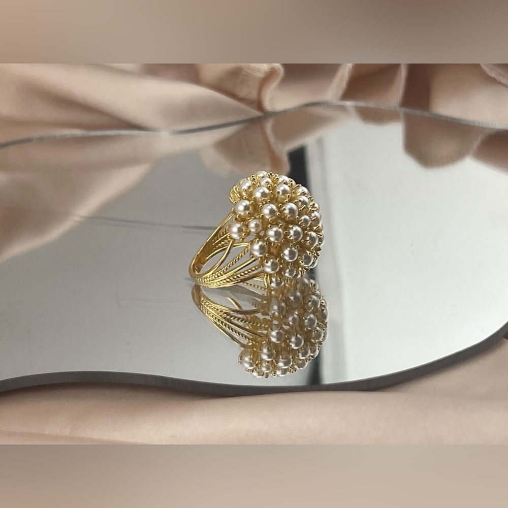 Elegant Gold-Tone Pearl Cluster Statement Ring - Picture 7 of 9